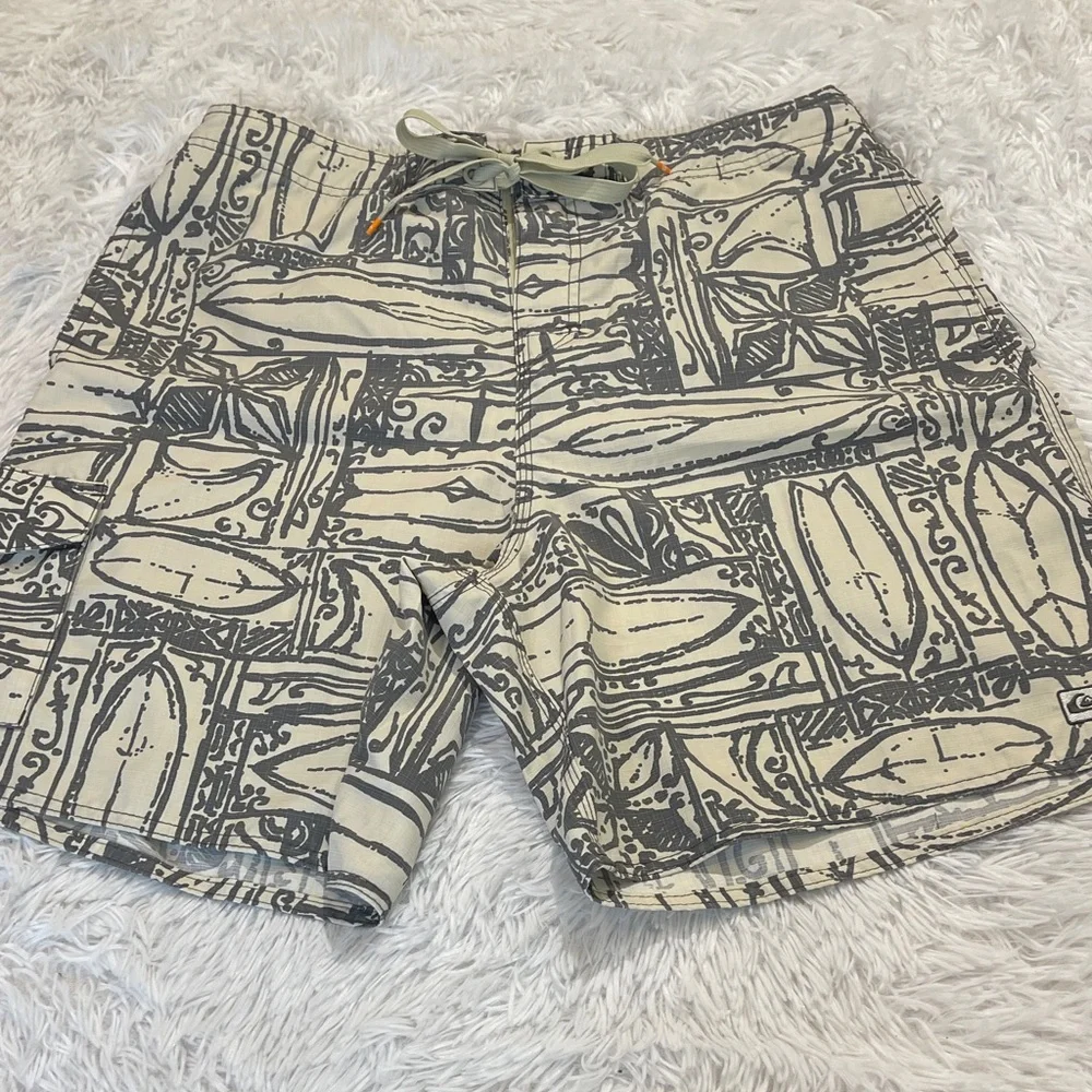 QUIK SILVER Stylish Gray and Cream Men's Swim Shorts SIZE L